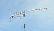 Antena Yagi com reflectores na vertical e elevado número de elementos directores.