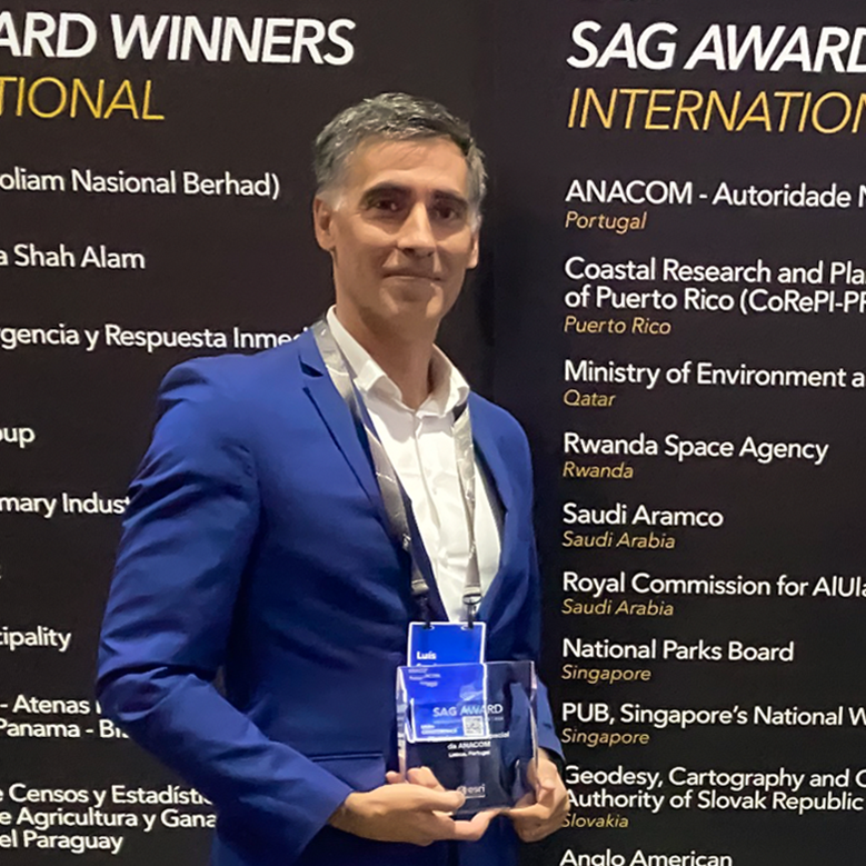 Luís Alexandre Correia, Diretor-Geral Adjunto da Direção-Geral da Informação e Inovação da ANACOM, com o prémio Special Achievement in GIS (SAG) Award.