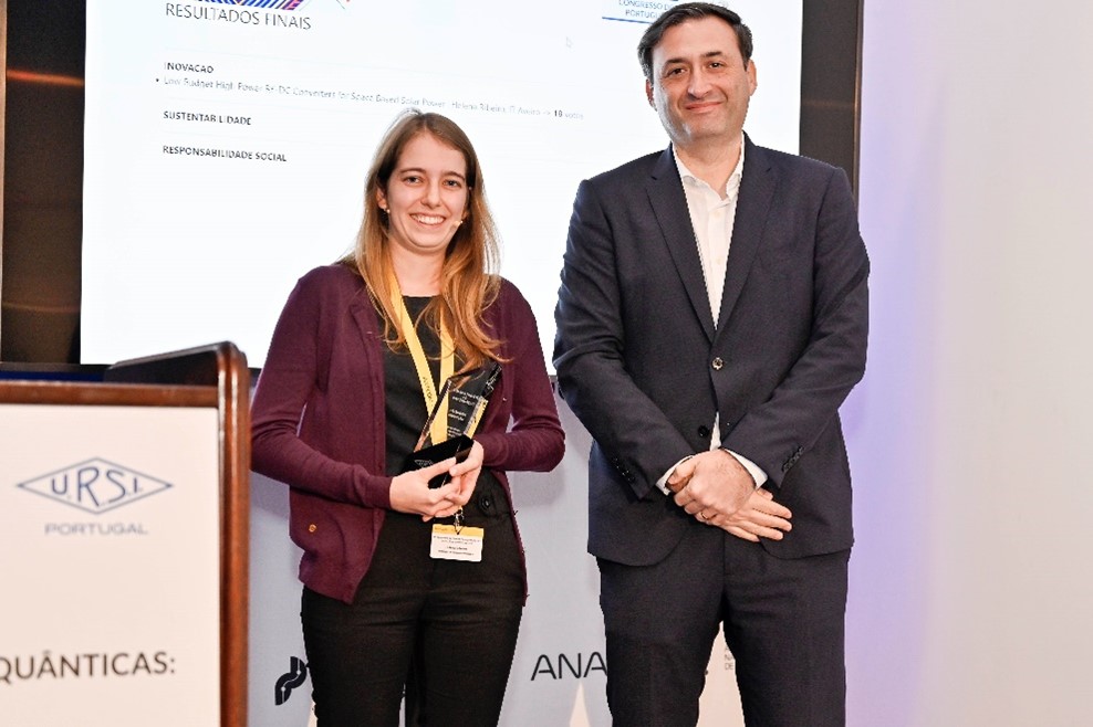 Helena Ribeiro, vencedora do prémio melhor projeto inovação e João Miguel Coelho (Vice-Presidente da ANACOM)