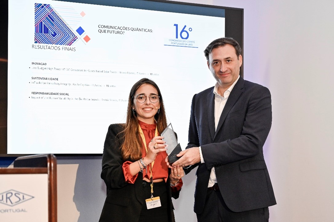Beatriz Soares, vencedora do prémio melhor projeto responsabilidade social e João Miguel Coelho (Vice-Presidente da ANACOM)