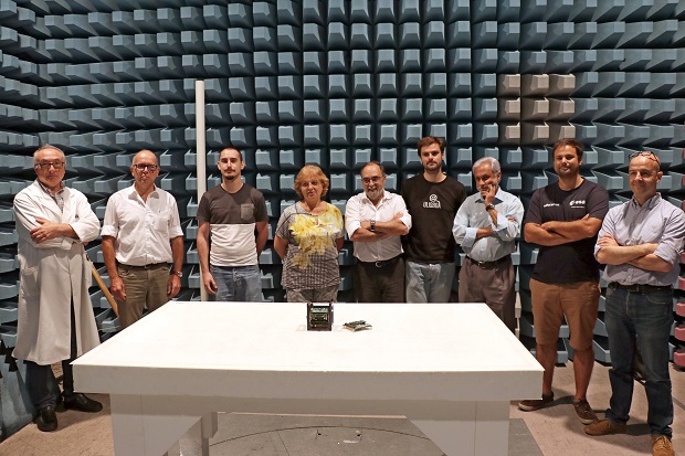 Representatives of ANACOM and Instituto Superior Técnico at the ANACOM Testing and Calibration Laboratory