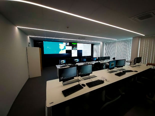 Sala de monitorização do centro de monitorização e controlo do espectro do Norte.